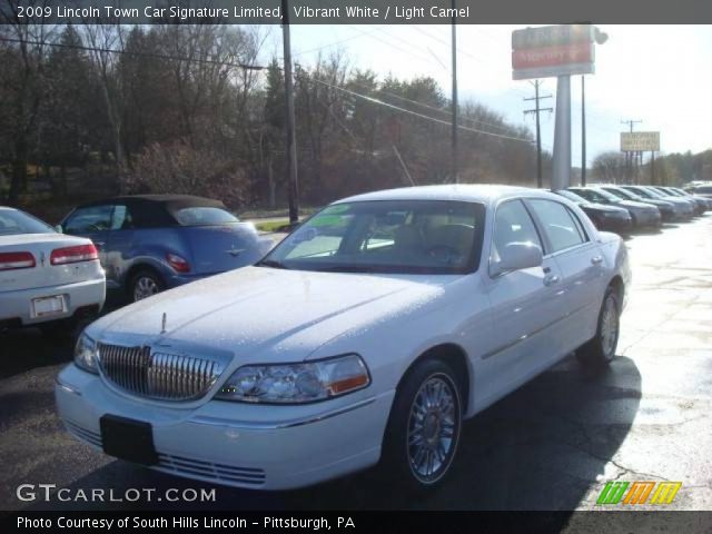 2009 Lincoln Town Car Signature Limited in Vibrant White