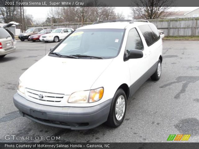 2001 Toyota Sienna LE in Super White