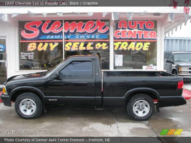 1997 Chevrolet S10 LS Regular Cab in Black