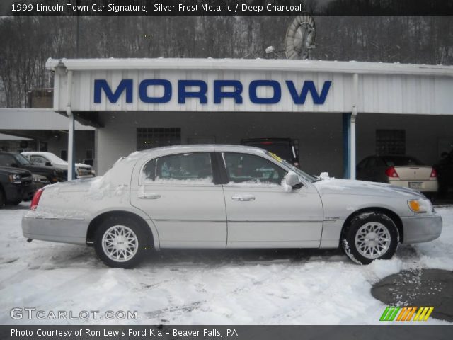 1999 Lincoln Town Car Signature in Silver Frost Metallic