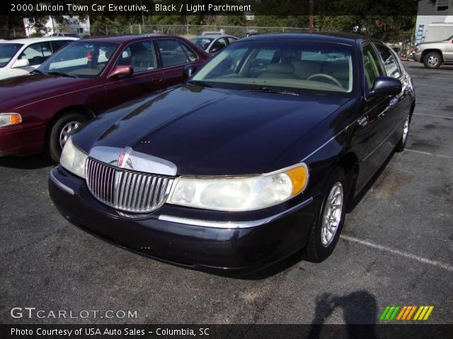 2000 Lincoln Town Car Executive in Black