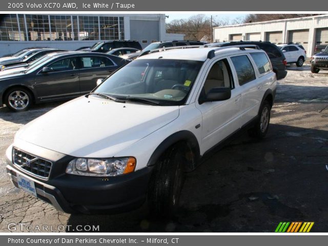 2005 Volvo XC70 AWD in Ice White