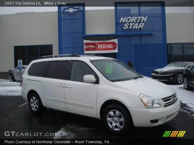 2007 Kia Sedona LX in White