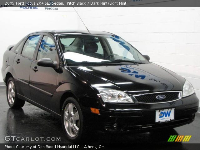 2005 Ford Focus ZX4 SES Sedan in Pitch Black