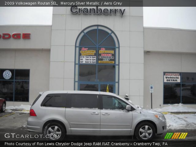 2009 Volkswagen Routan SEL in Mercury Sliver Metallic