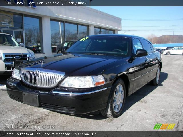 2007 Lincoln Town Car Executive L in Black