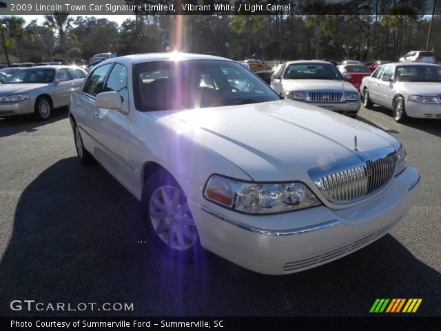 2009 Lincoln Town Car Signature Limited in Vibrant White
