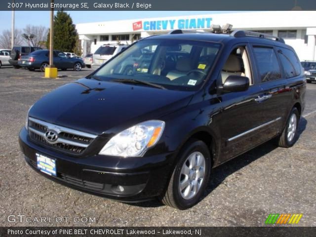 2007 Hyundai Entourage SE in Galaxy Black