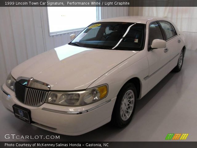 1999 Lincoln Town Car Signature in Performance White