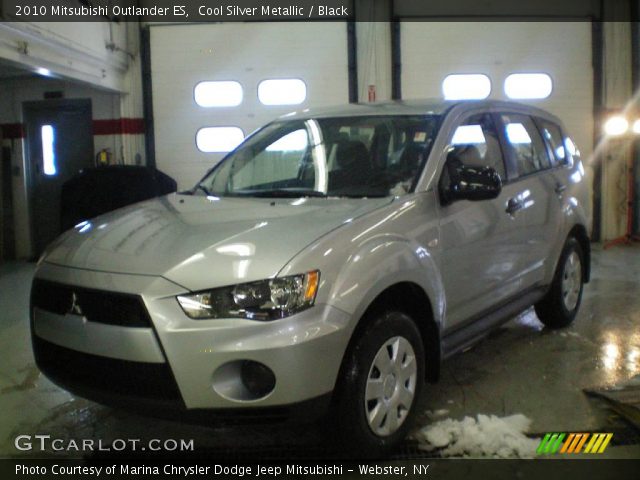 2010 Mitsubishi Outlander ES in Cool Silver Metallic