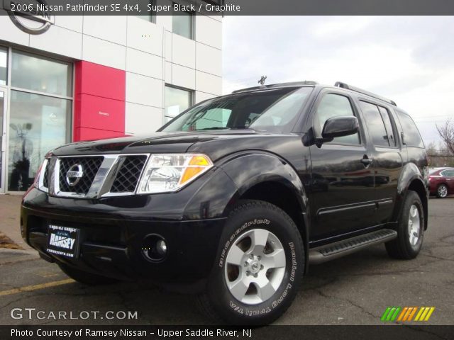 2006 Nissan Pathfinder SE 4x4 in Super Black