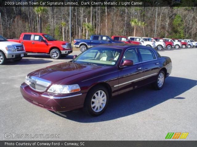 2009 Lincoln Town Car Signature Limited in Dark Cherry Metallic