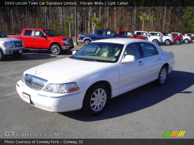2009 Lincoln Town Car Signature Limited in Vibrant White