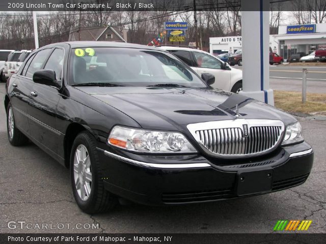 2009 Lincoln Town Car Signature L in Black