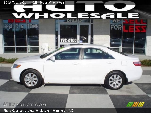 2009 Toyota Camry XLE in Super White