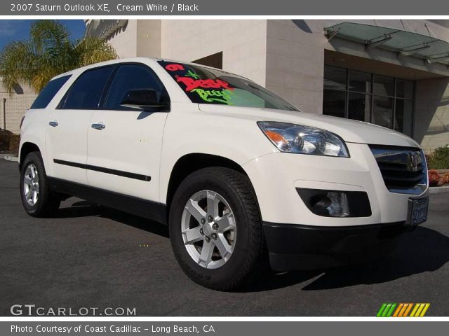 2007 Saturn Outlook XE in Cream White