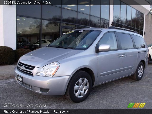 2006 Kia Sedona LX in Silver