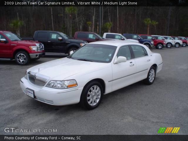 2009 Lincoln Town Car Signature Limited in Vibrant White