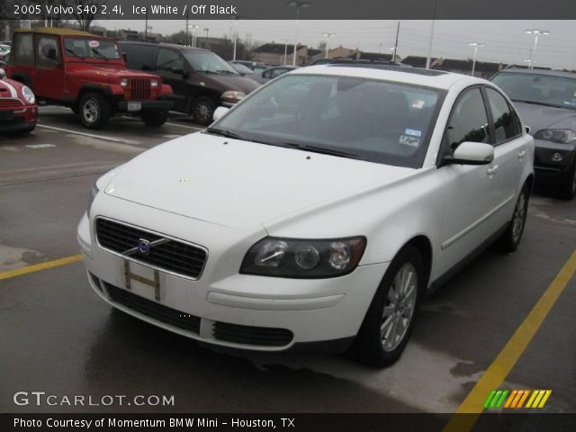 2005 Volvo S40 2.4i in Ice White