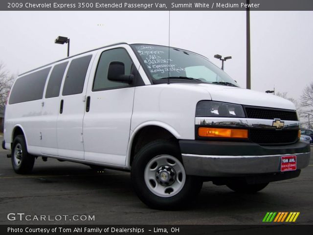 2009 Chevrolet Express 3500 Extended Passenger Van in Summit White