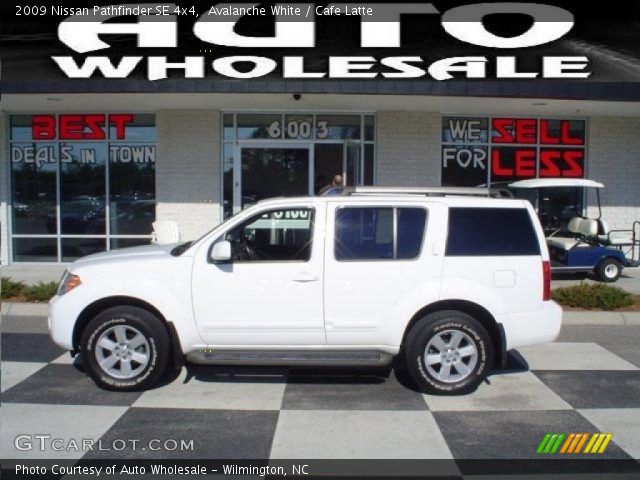 2009 Nissan Pathfinder SE 4x4 in Avalanche White