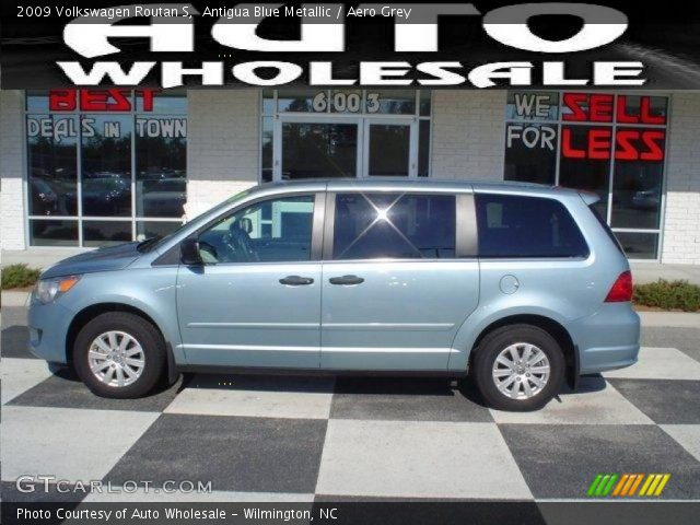 2009 Volkswagen Routan S in Antigua Blue Metallic