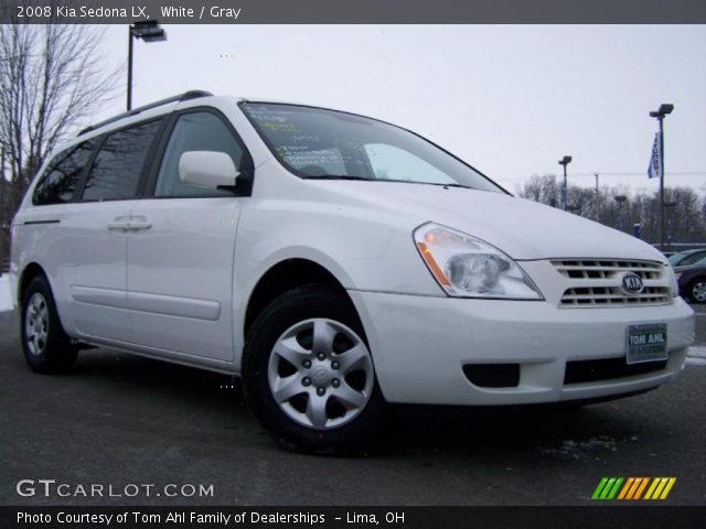 2008 Kia Sedona LX in White