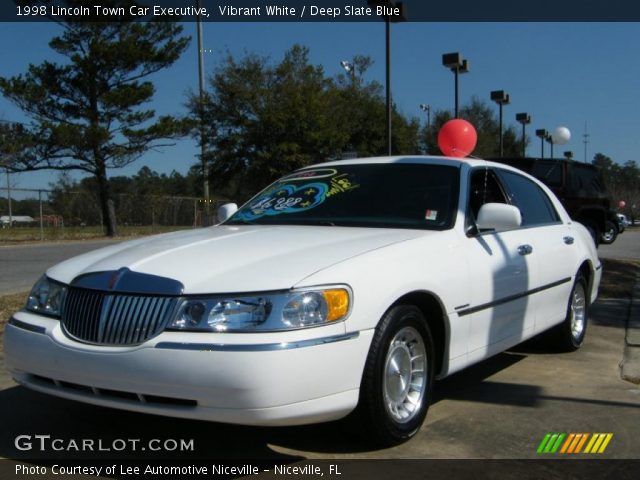1998 Lincoln Town Car Executive in Vibrant White