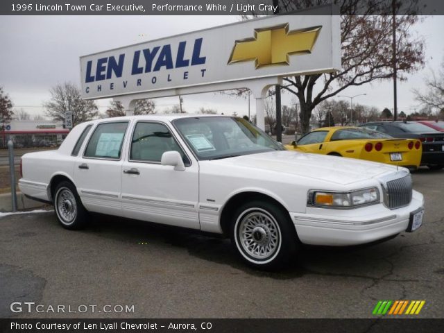 1996 Lincoln Town Car Executive in Performance White