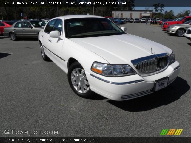 2009 Lincoln Town Car Signature Limited in Vibrant White
