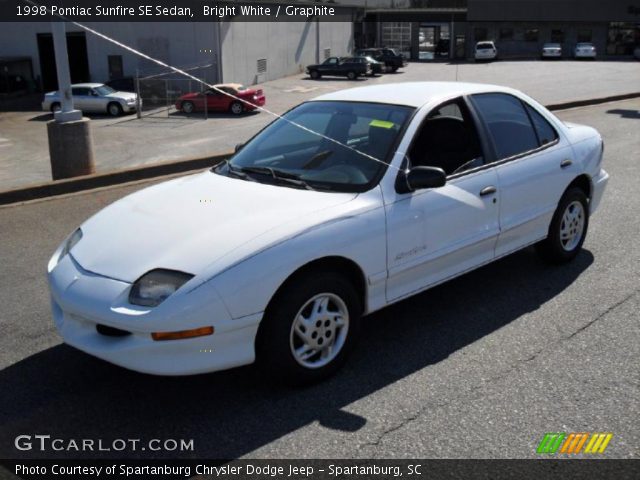 1998 Pontiac Sunfire SE Sedan in Bright White