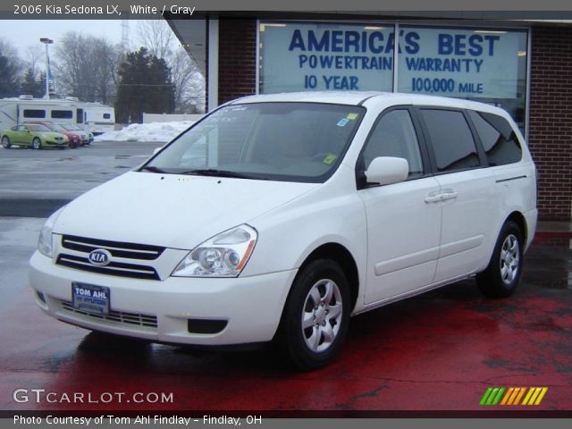 2006 Kia Sedona LX in White