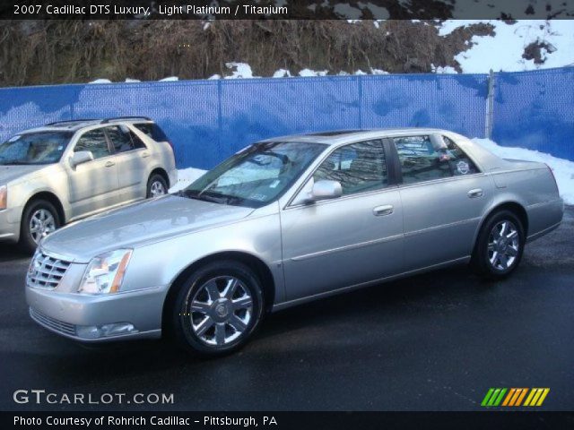 2007 Cadillac DTS Luxury in Light Platinum