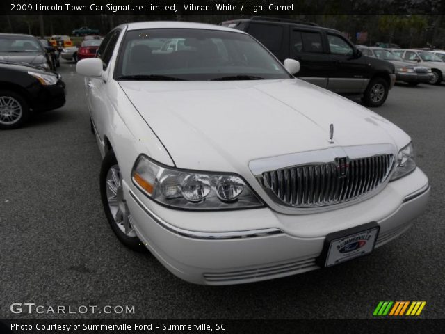 2009 Lincoln Town Car Signature Limited in Vibrant White