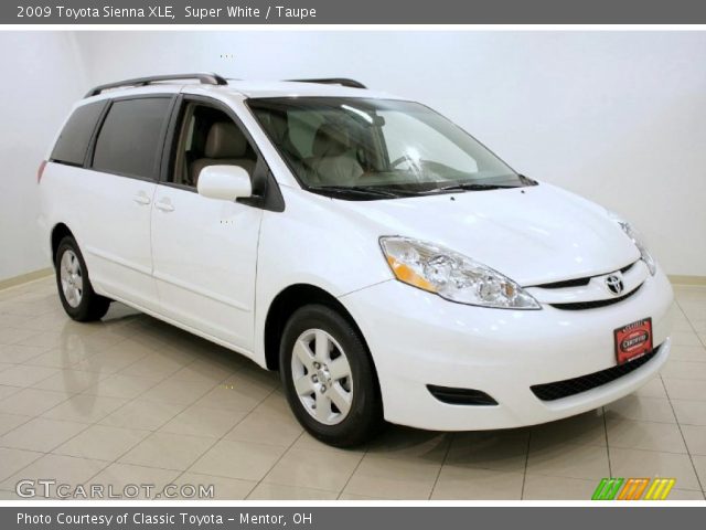 2009 Toyota Sienna XLE in Super White