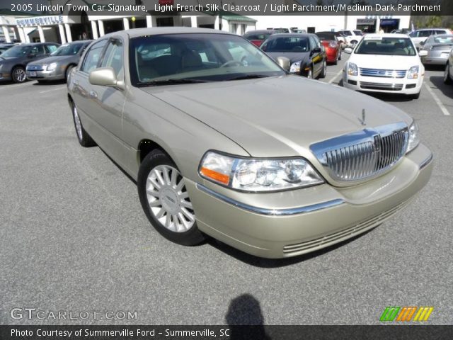 2005 Lincoln Town Car Signature in Light French Silk Clearcoat