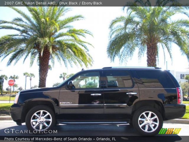 2007 GMC Yukon Denali AWD in Onyx Black