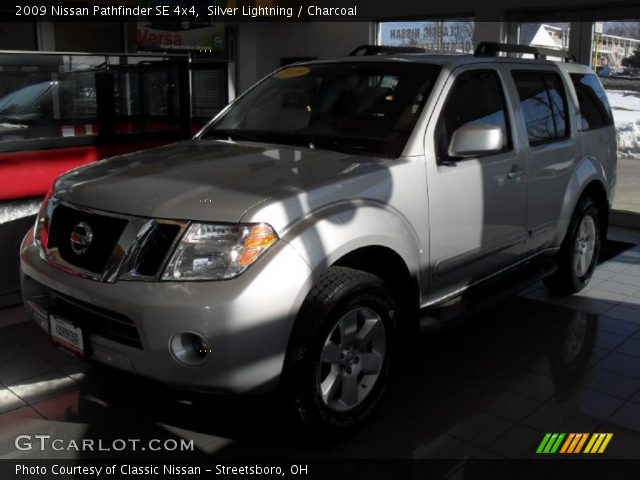 2009 Nissan Pathfinder SE 4x4 in Silver Lightning