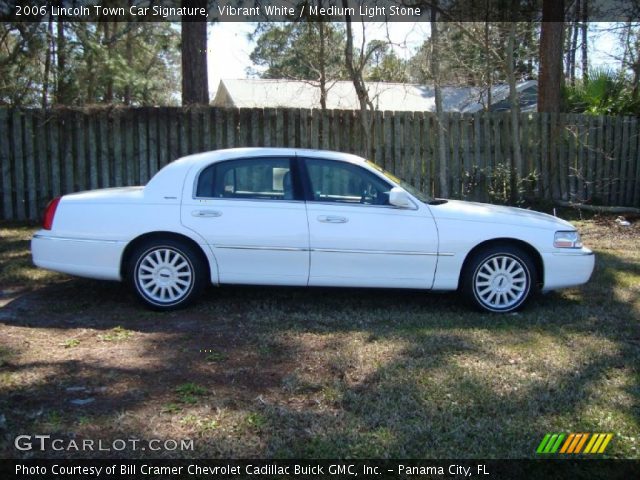 2006 Lincoln Town Car Signature in Vibrant White