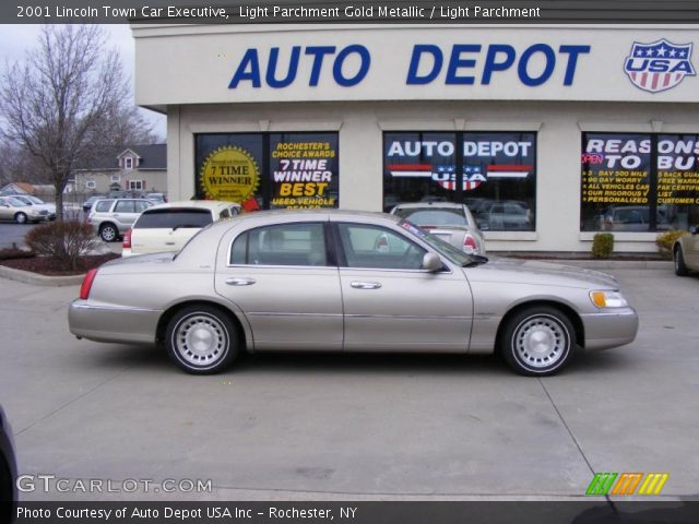 2001 Lincoln Town Car Executive in Light Parchment Gold Metallic