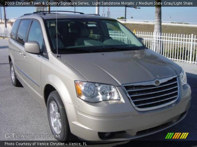 2009 Chrysler Town & Country Signature Series in Light Sandstone Metallic