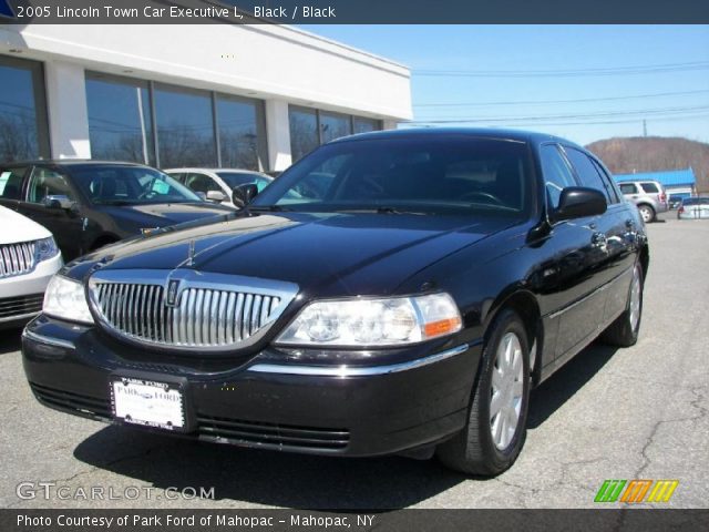 2005 Lincoln Town Car Executive L in Black