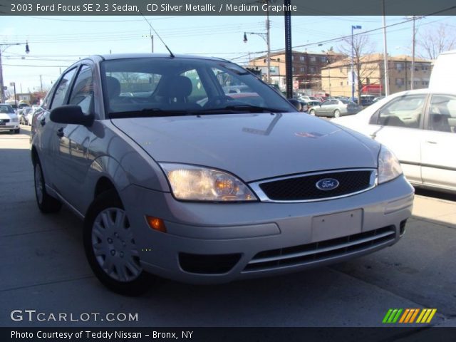 2003 Ford Focus SE 2.3 Sedan in CD Silver Metallic