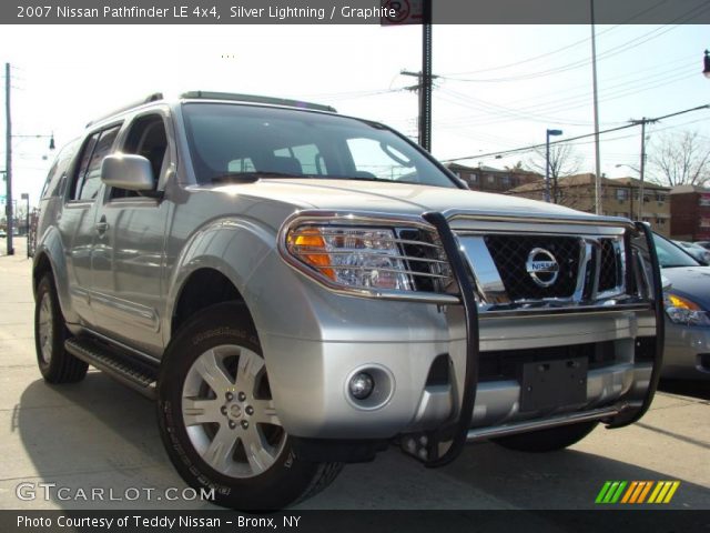 2007 Nissan Pathfinder LE 4x4 in Silver Lightning