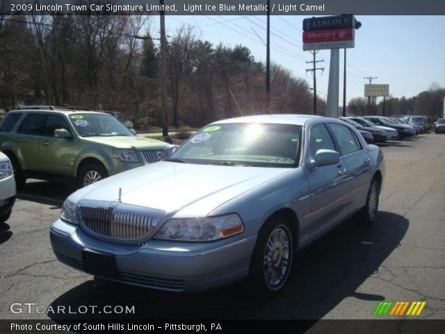 2009 Lincoln Town Car Signature Limited in Light Ice Blue Metallic