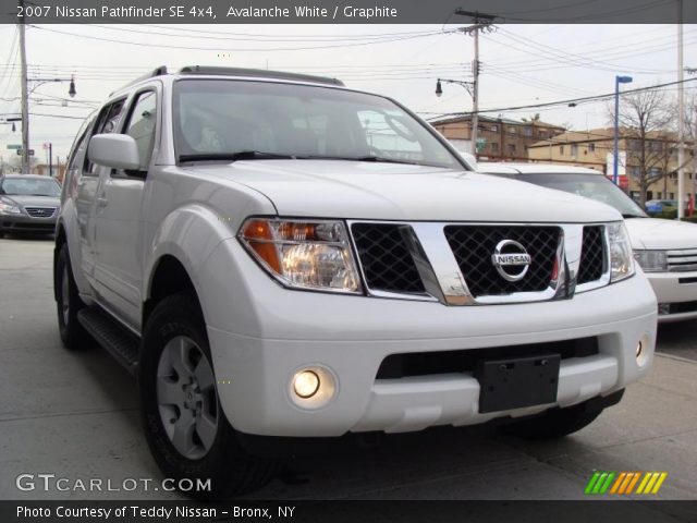 2007 Nissan Pathfinder SE 4x4 in Avalanche White