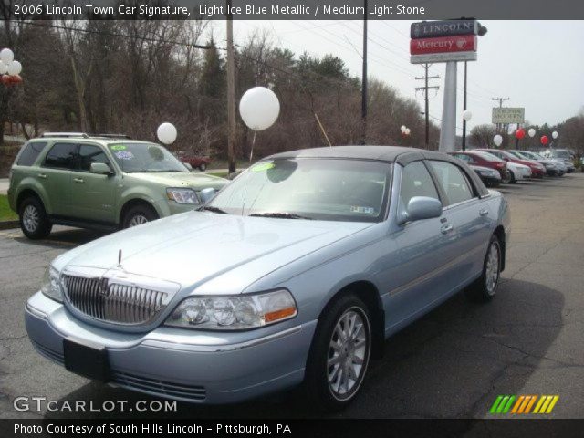 2006 Lincoln Town Car Signature in Light Ice Blue Metallic