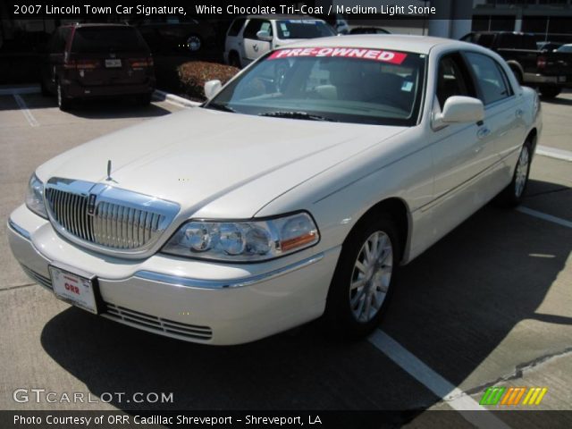 2007 Lincoln Town Car Signature in White Chocolate Tri-Coat