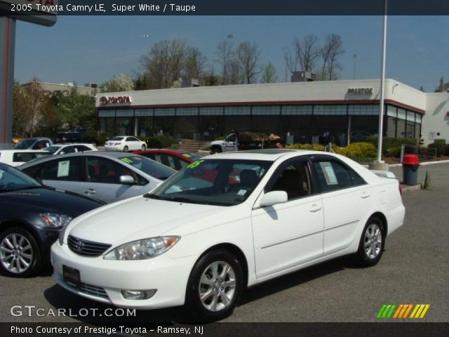 2005 Toyota Camry LE in Super White