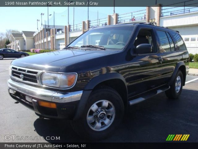 1998 Nissan Pathfinder SE 4x4 in Super Black